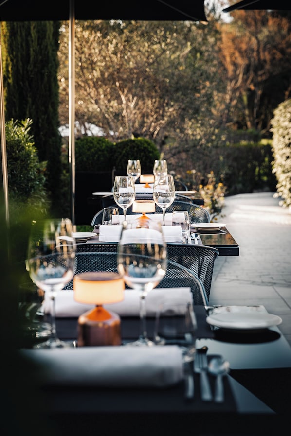Déjeuner et dîner servis sur place, vue sur le jardin