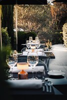 Σερβίρεται μεσημεριανό, βραδινό με γαλλική κουζίνα και θέα στον κήπο 