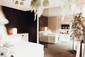 Premium bedding, pillow-top beds, minibar, in-room safe - Hôtel b design & Spa (Paradou)