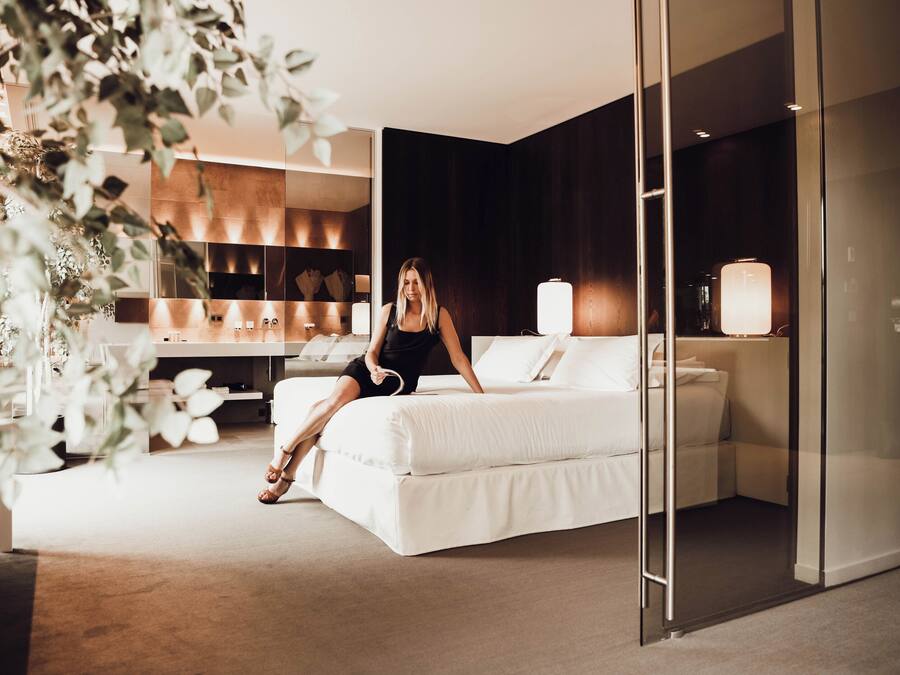 Premium bedding, pillow-top beds, minibar, in-room safe