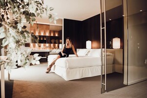 高档床上用品、加厚床垫、迷你吧、客房内保险箱