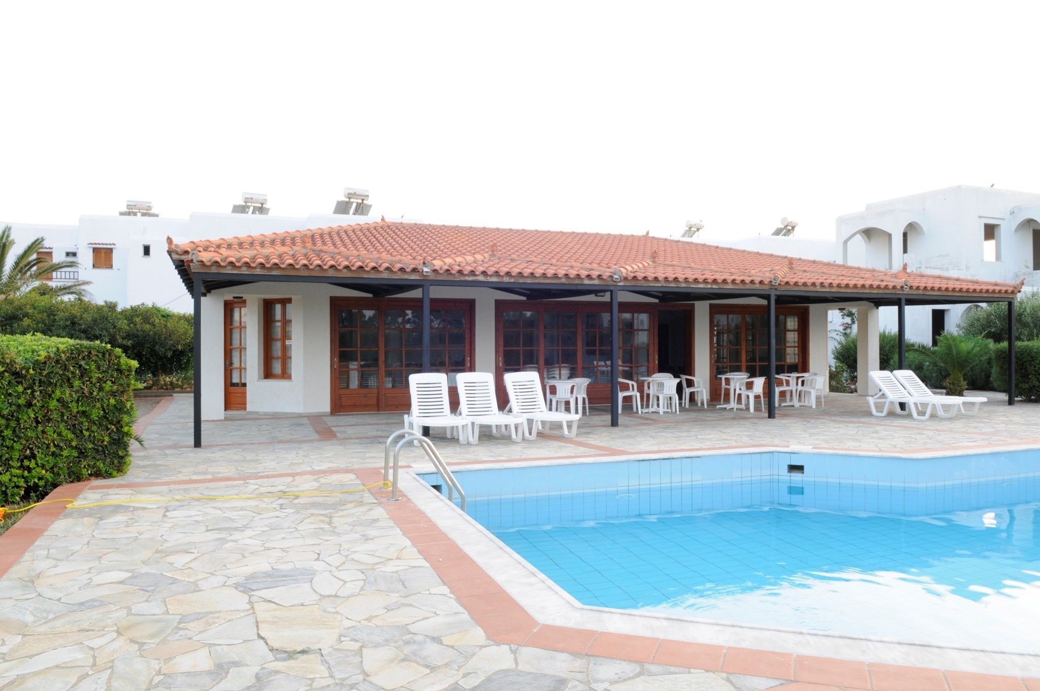 حمّام سباحة خارجي موسمي، مقاعد للتشمس