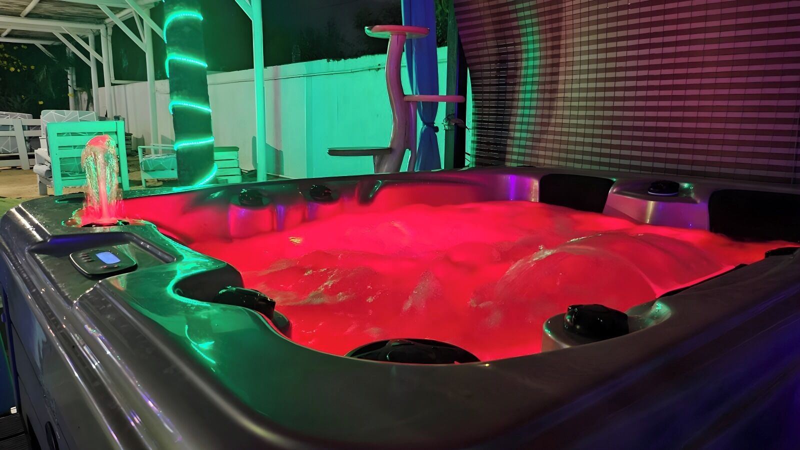 Un bain à remous doté d’un panneau de commande et d’un élément décoratif aquatique.