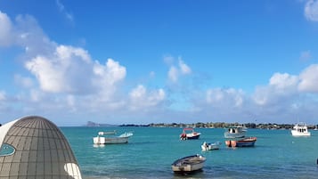 Una spiaggia nelle vicinanze