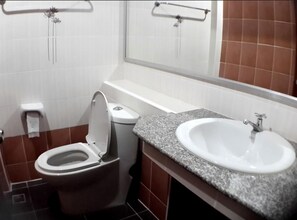 Standaard kamer | Badkamer | Een douche, gratis toiletartikelen