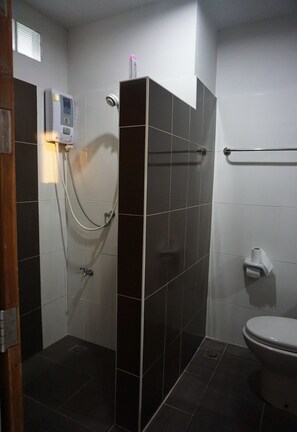 A bathroom with a shower, toilet, and a hand dryer. - Siya House Hotel Chiangrai (Chiang Rai)
