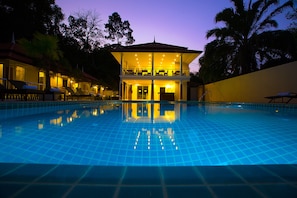 Außenpool, Cabañas (kostenlos), Sonnenschirme