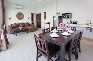 3 Bedrooms Villa with Private Jacuzzi | Wohnbereich | 37-Zoll-Flachbildfernseher mit Kabelempfang, Fernseher