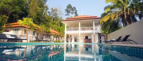 Una piscina al aire libre, cabañas de piscina gratuitas, sombrillas