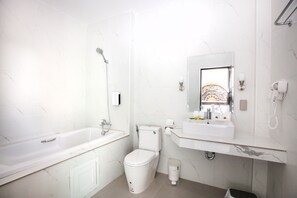 3 Bedrooms Villa with Private Jacuzzi | Badezimmer