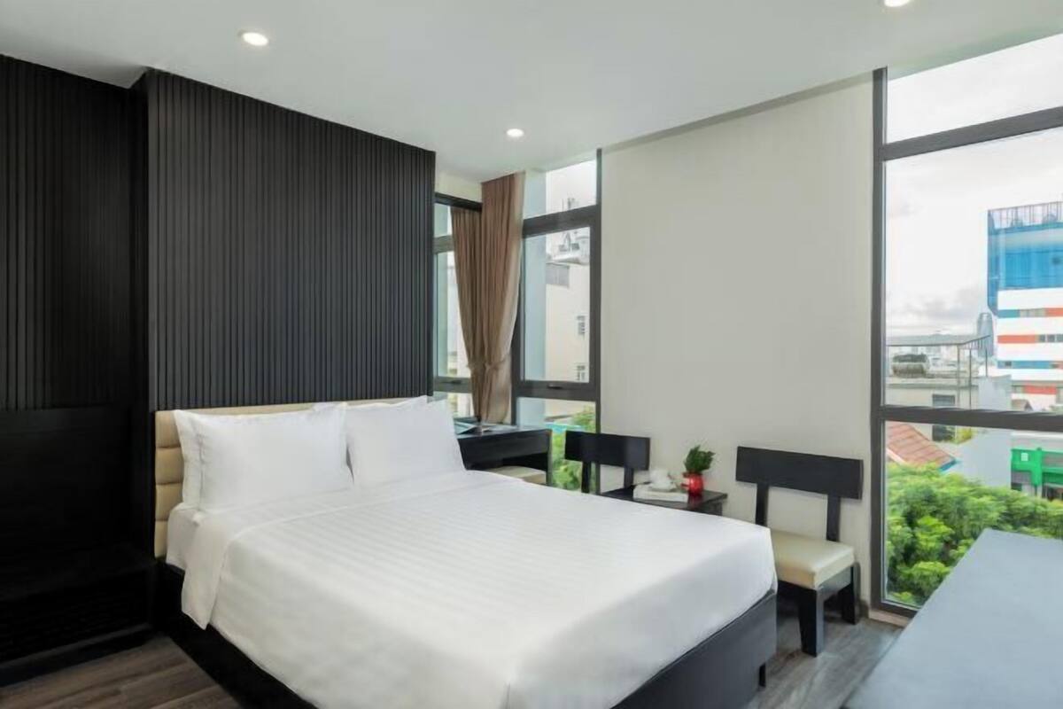 1 bedroom, premium bedding, in-room safe, desk