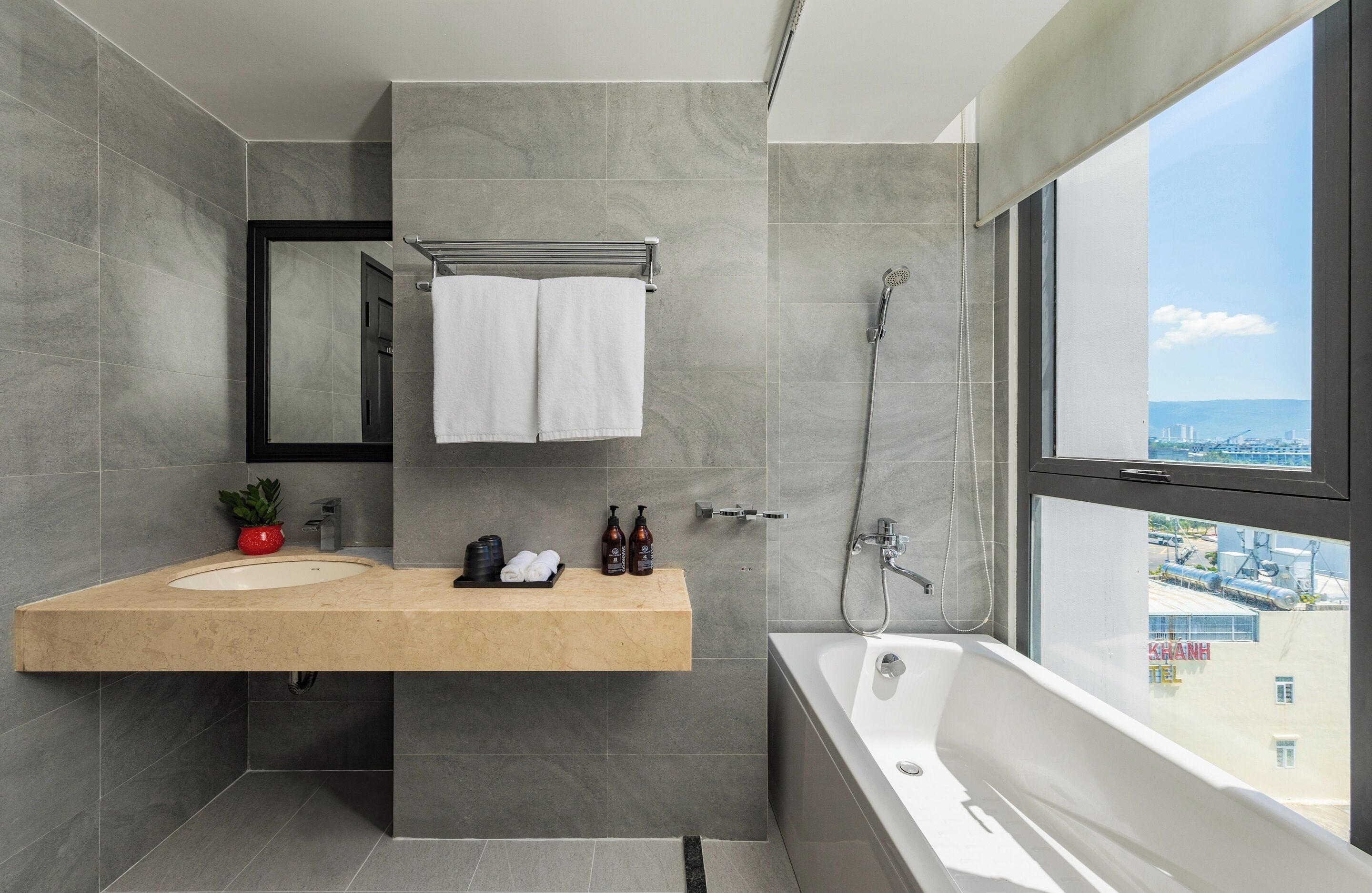 combined shower/bathtub, rainfall showerhead, free toiletries