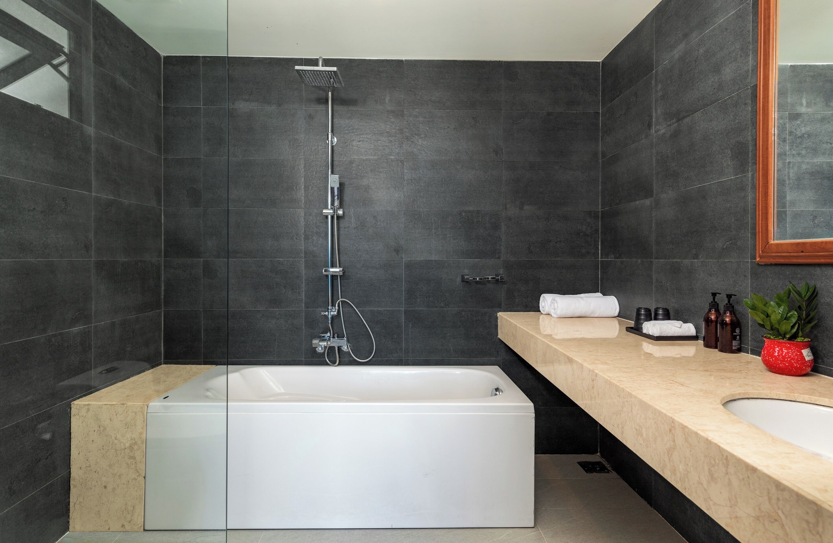 premier double room, city view | bathroom | combined shower/bathtub, rainfall showerhead, free toiletries