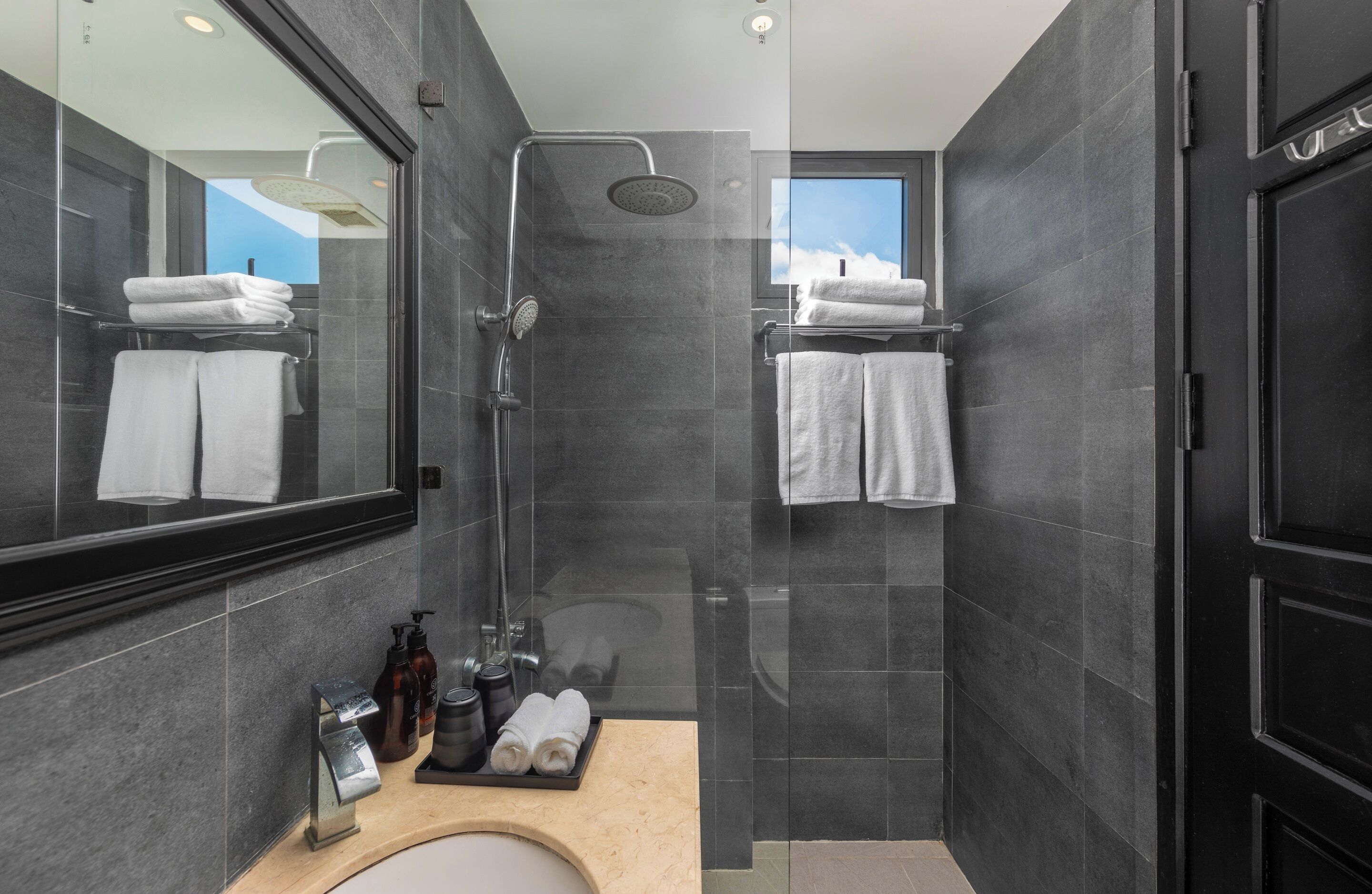 superior double room, non smoking | bathroom | combined shower/bathtub, rainfall showerhead, free toiletries