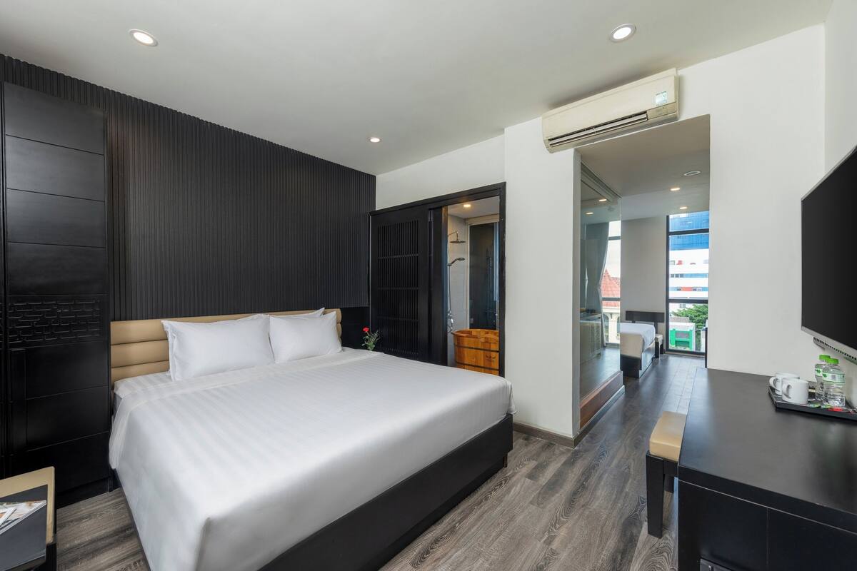 Kamar Quadruple Keluarga, pemandangan kota | Seprai premium, brankas, meja kerja, dan ruang kerja ramah laptop