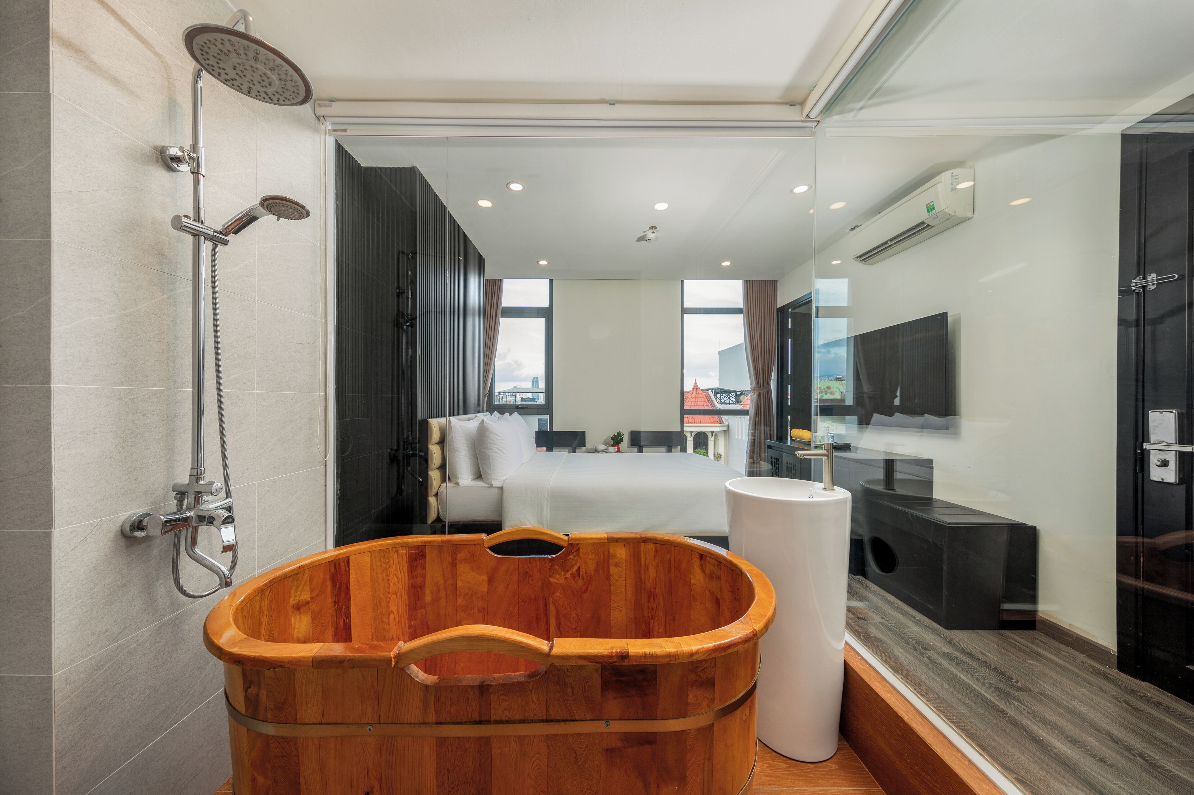 family quadruple room, city view | bathroom | combined shower/bathtub, rainfall showerhead, free toiletries