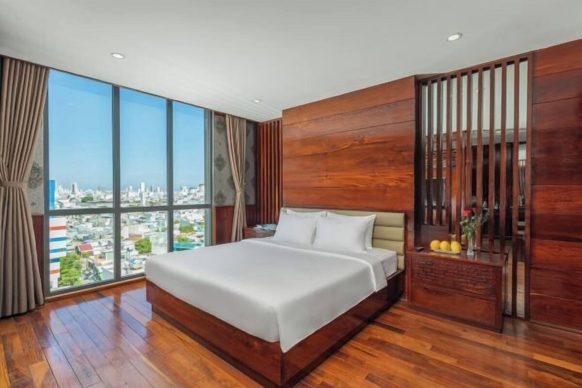 1 bedroom, premium bedding, in-room safe, desk