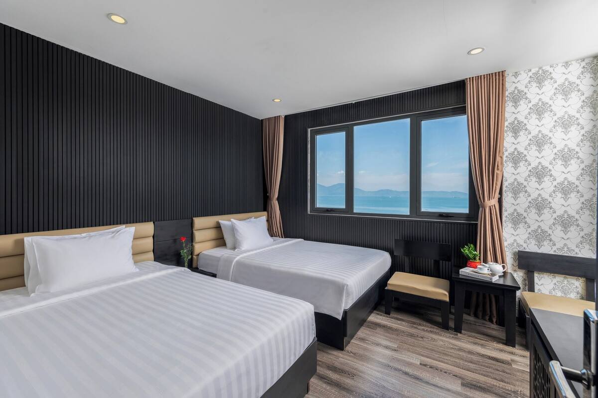 Kamar Quadruple Keluarga, pemandangan laut | Seprai premium, brankas, meja kerja, dan ruang kerja ramah laptop