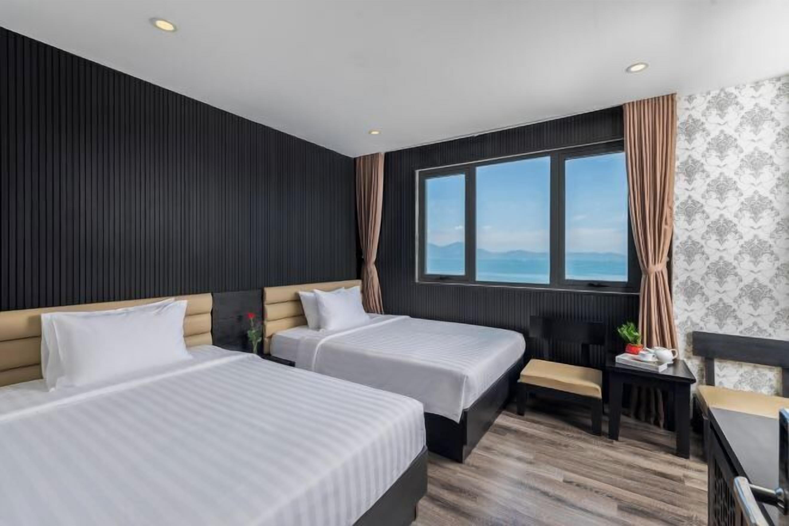 Premium bedding, in-room safe, desk, laptop workspace