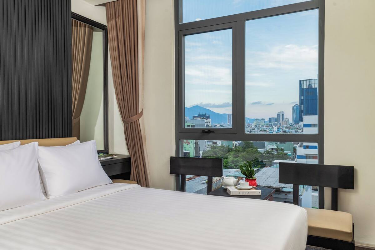 Kamar Double Deluks, pemandangan kota | Seprai premium, brankas, meja kerja, dan ruang kerja ramah laptop