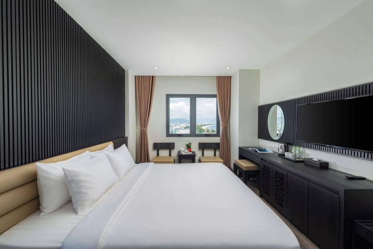 Kamar Double Deluks, pemandangan samudra | Seprai premium, brankas, meja kerja, dan ruang kerja ramah laptop
