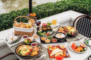 Daily buffet breakfast (THB 1000 per person)