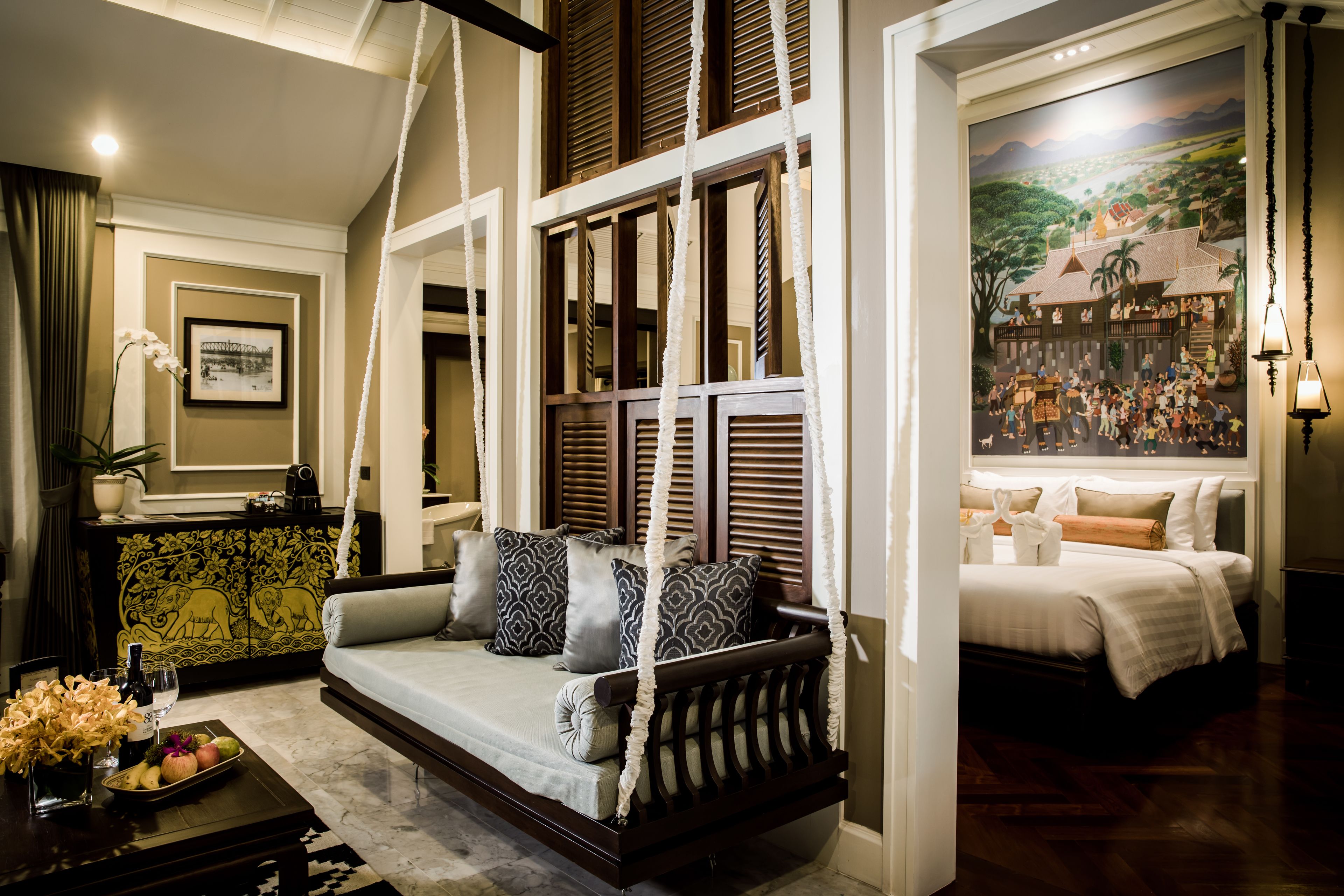 Riverfront Colonial Suite | Salle de séjour | Télévision à écran plat de 32 pouces avec chaînes par câble, télévision