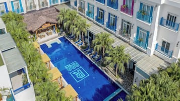 Una piscina al aire libre (de 06:30 a 21:00), tumbonas