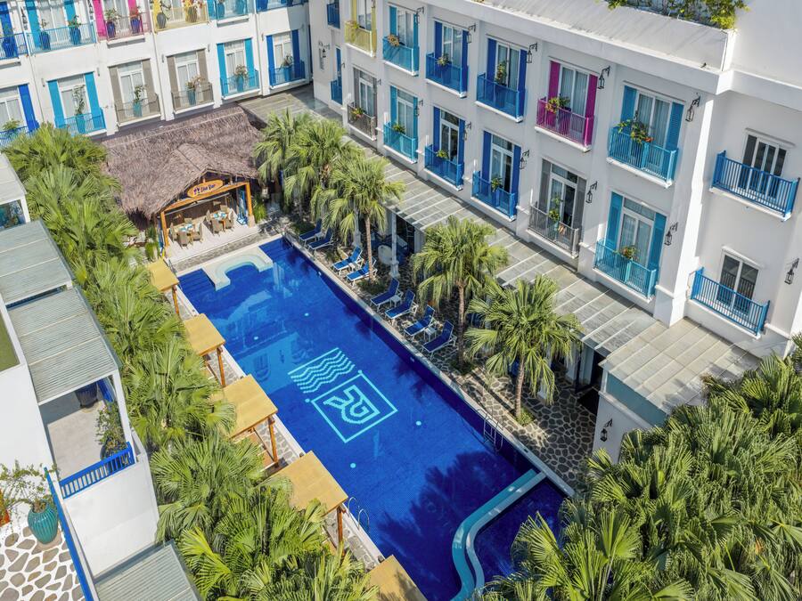 Una piscina al aire libre (de 06:30 a 21:00), tumbonas