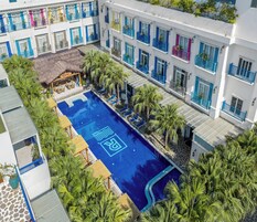 Una piscina al aire libre, sillones reclinables de piscina