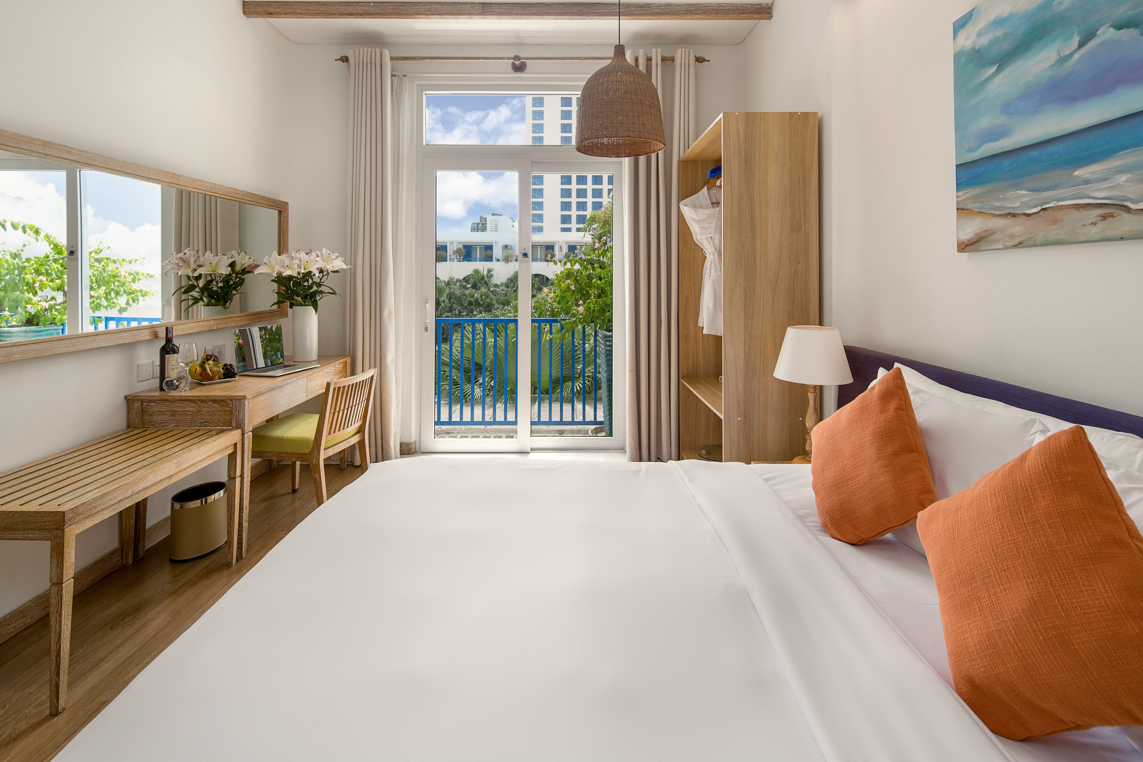 deluxe king room, balcony, pool/city view | 1 bedroom, premium bedding, minibar, in-room safe