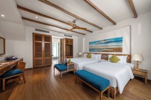 Une chambre d’hôtel avec deux lits, un bureau, une chaise, un plafond en bois et un tableau au mur.