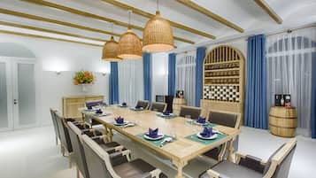 Phục vụ bữa sáng, bữa trưa và bữa tối