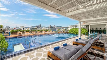 Una piscina al aire libre (de 06:30 a 21:00), tumbonas