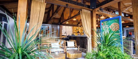供应早餐、午餐和晚餐,国际美食,泳池景观