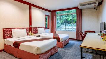 Camera Deluxe | Una scrivania, tende oscuranti, Wi-Fi gratuito, lenzuola