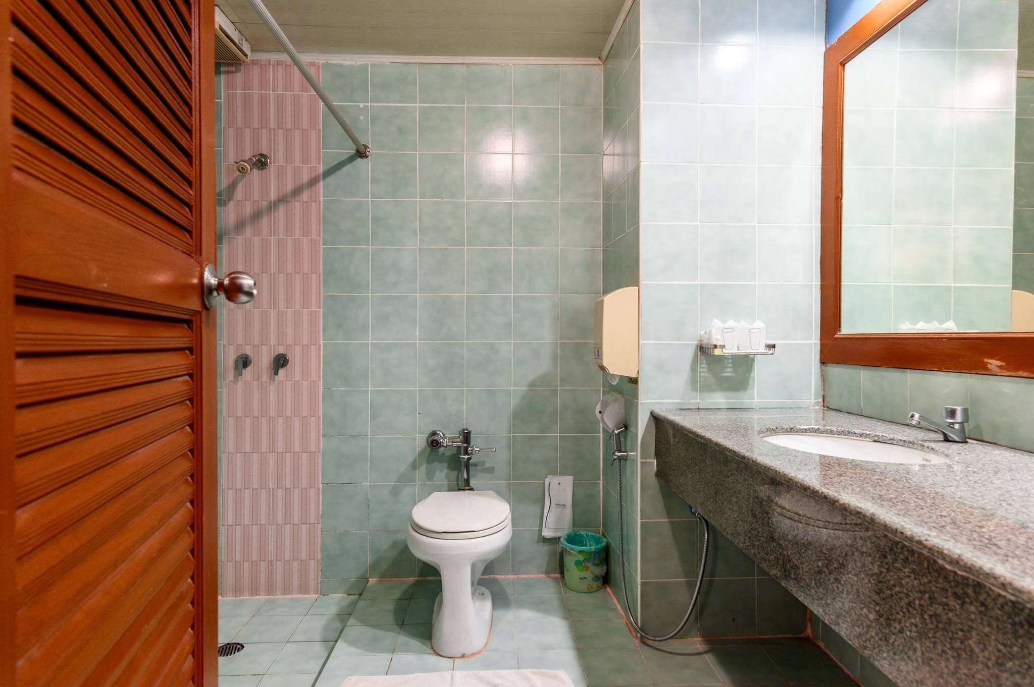 Phòng Deluxe | Phòng tắm | Buồng tắm vòi sen, đồ dùng nhà tắm miễn phí, khăn tắm 