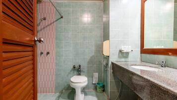 Camera Deluxe | Bagno | Doccia, set di cortesia gratuito, asciugamani