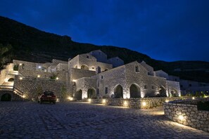 Parking - En Plo Luxury Suites (East Mani)