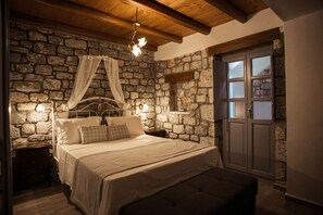 1 bedroom, Egyptian cotton sheets, premium bedding, down duvets