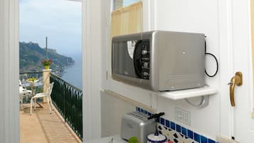 Studio Deluxe, balcon, vue mer | Cuisine privée | Réfrigérateur, micro-ondes, plaque de cuisson, lave-vaisselle