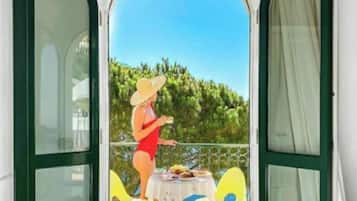 Monolocale con Vasca Idromassaggio Vista Mare e Balcone | Biancheria da letto di alta qualità, materassi in memory foam