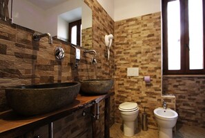 Suite junior | Baño | Artículos de higiene personal gratuitos, secador de pelo, bidé y toallas