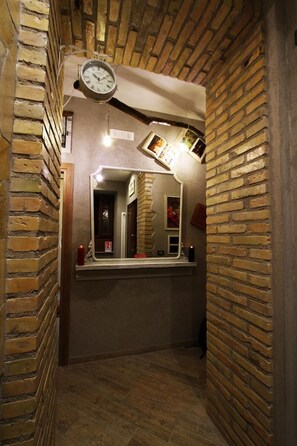 Hallway - Mancini Shabby House (Rome)