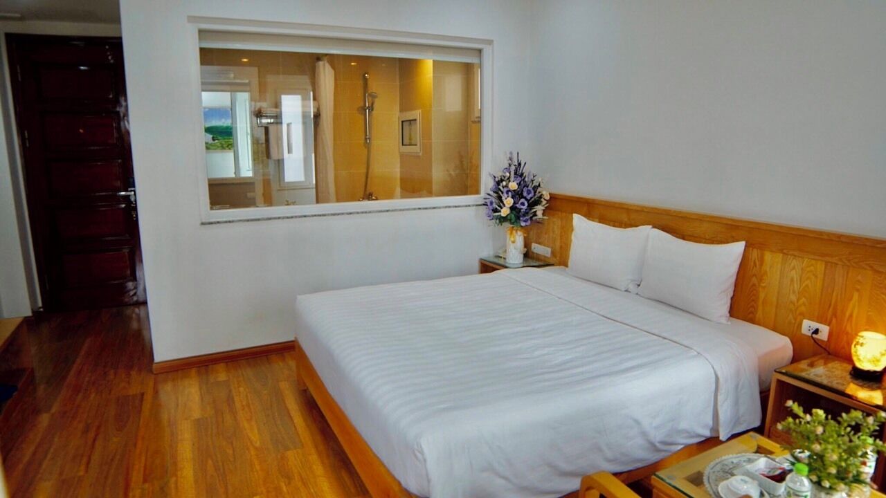 deluxe double room, 1 queen bed | minibar, in-room safe, desk, blackout curtains