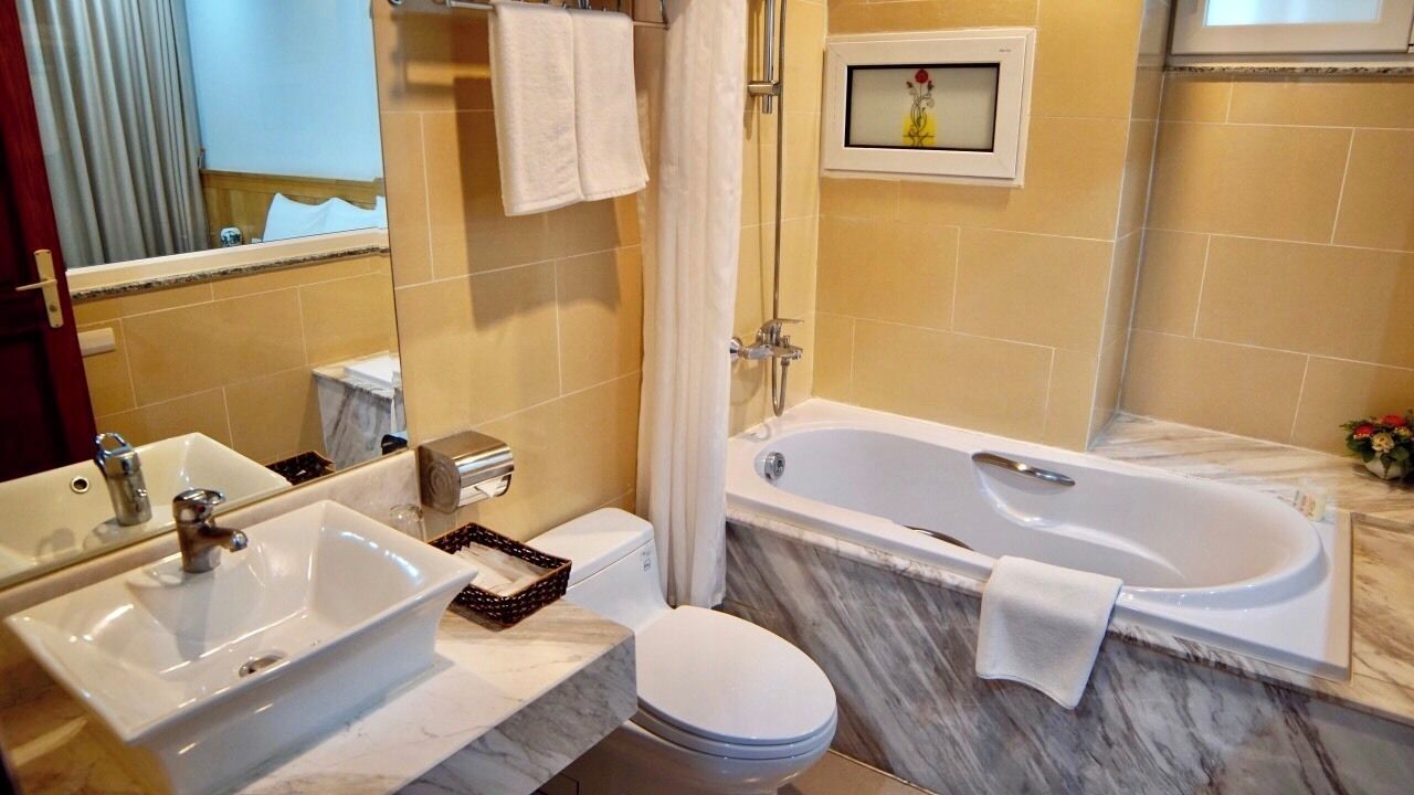 combined shower/bathtub, deep-soaking bathtub, free toiletries