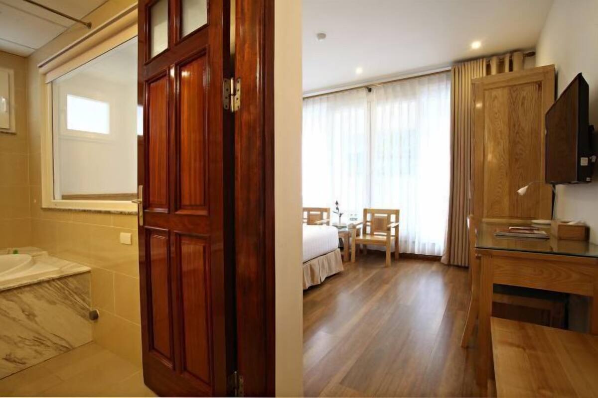 Minibar, caja fuerte, escritorio y cortinas opacas