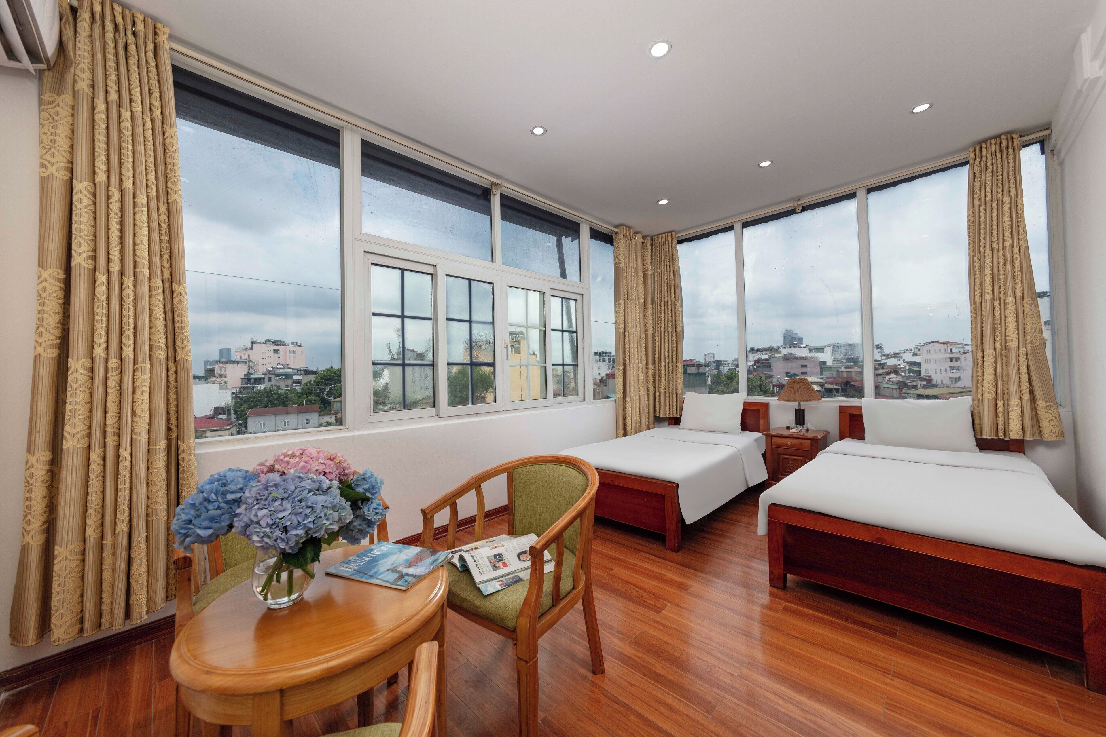 Connecting Room | Minibar, in-room safe, desk, soundproofing