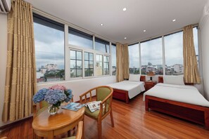 Minibar, caja de seguridad en la habitación y escritorio