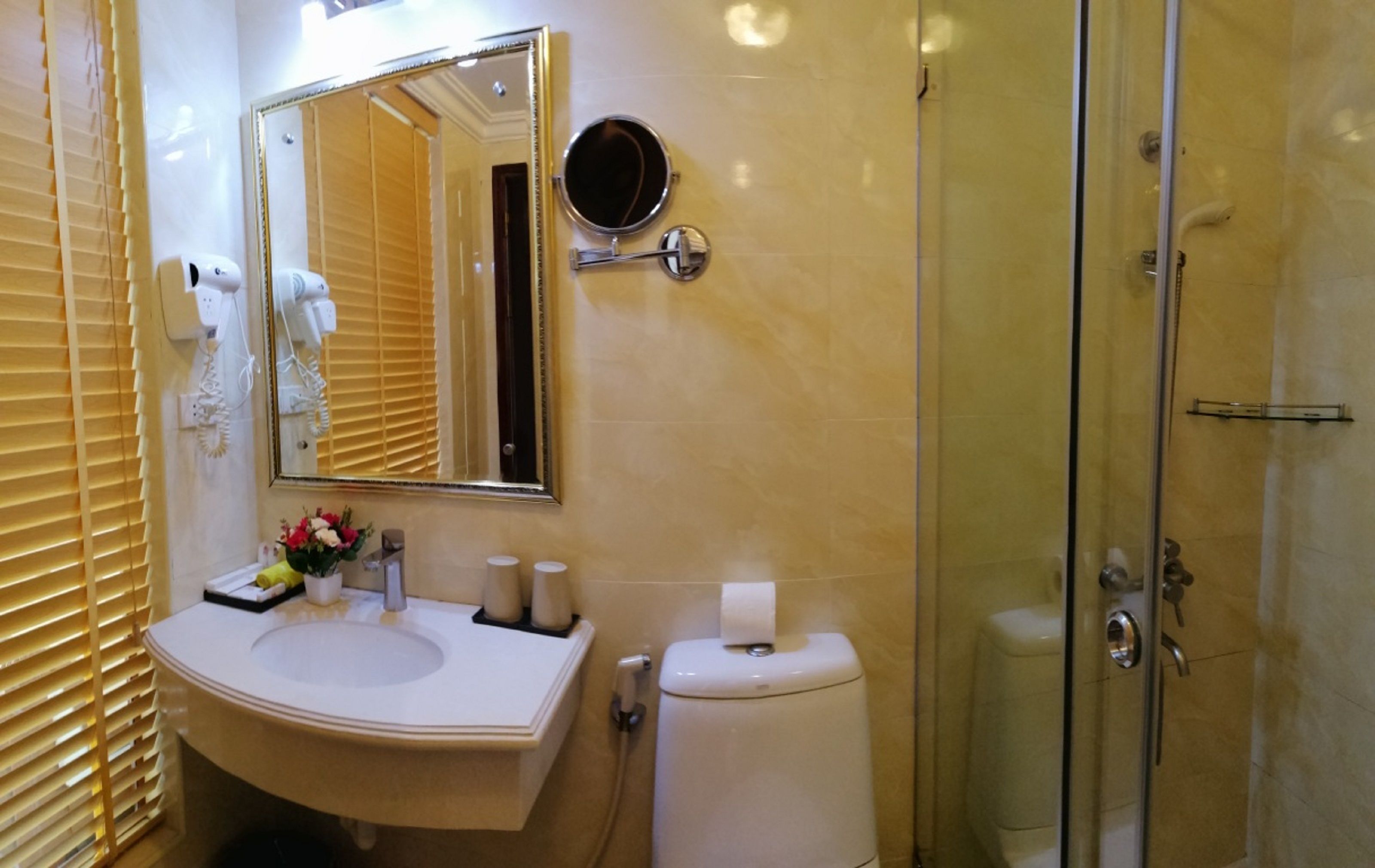 suite double with bacolny and city view | bathroom | free toiletries, hair dryer, slippers, bidet